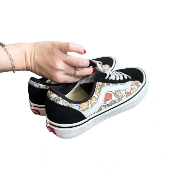 Vans Black and White Old Skool Sneakers with Floral Design Size 8 Woman’s - Picture 11 of 14